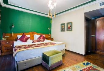 Garden House Hotel - Special Class has rooms with a private hot tub