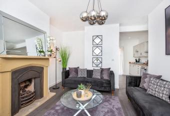 Piccadilly Place - 3 Bedroom House allows 18 year olds to book a room