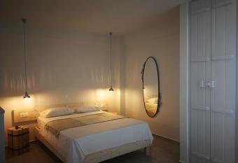 APARTMENTS BY THE SEA allows 18 year olds to book a room