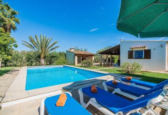 Villa Moreno has Balcony rooms