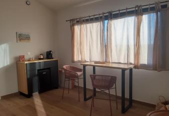 La lagune aux oiseaux allows 18 year olds to book a room