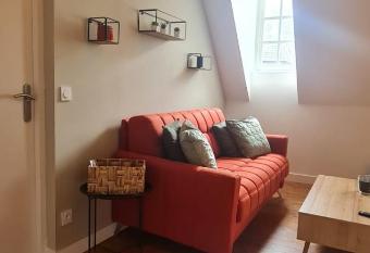 Le Rivoli - T3 - dernier   tage allows 18 year olds to book a room