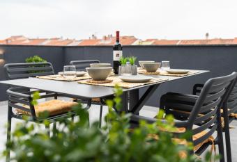 Apartment 88 - Rooftop jacuzzi & terrace has rooms with a private hot tub