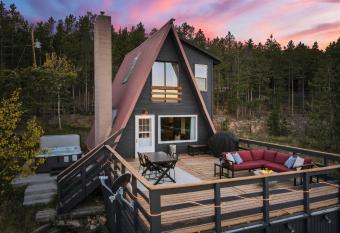 Cedar Mountain Lodge With Hot Tub Views And Wildlife allows 18 year olds to book a room