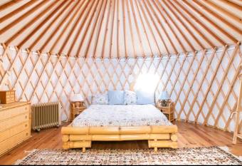 Una yurta fra gli ulivi e il mare allows 18 year olds to book a room