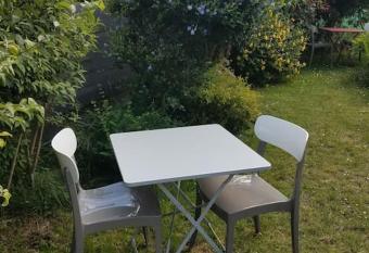 Petit logement sur jardin allows 18 year olds to book a room