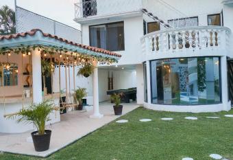 HostPal Casa Burgos Bugambilia Cuernavaca has Balcony rooms