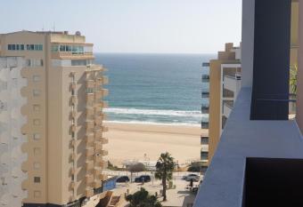 Elite Residense a 150 mts Praia da Rocha allows 18 year olds to book a room