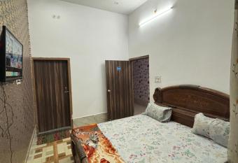 Balaji home stay Mathura has rooms with a private hot tub