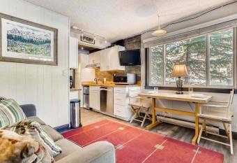 Petite Remodeled Corner Unit with Lots of Light, Onsite Hot Tubs, Walk to Town PM4A allows 18 year olds to book a room