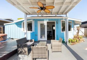 Peaceful Lydia Hide-O-Way - Unwind Near Beach, Breakfast, Spa & Go-Karts! has rooms with a private hot tub