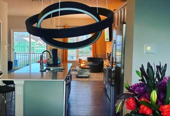 Luxury 5 mins to the stadium 15 minutes to airport has Balcony rooms