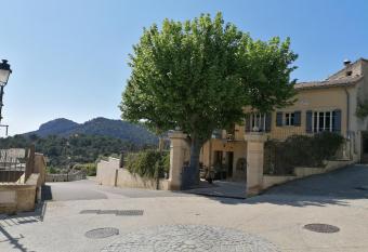 La maison d Yvette allows 18 year olds to book a room