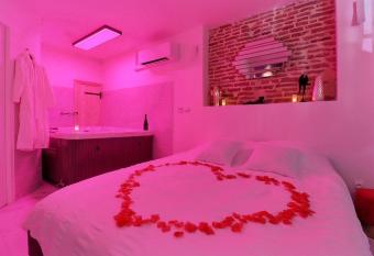LOVE ROOM avec JACUZZI allows 18 year olds to book a room