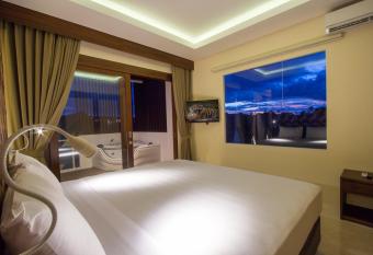 M Suite Bali has rooms with a private hot tub