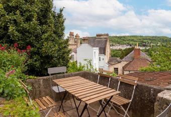 Beautiful views, Free parking! allows 18 year olds to book a room