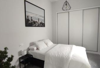 Rinconcito en el centro de C  diz con ascensor allows 18 year olds to book a room