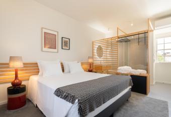 FONTE SANTA Manor House allows 18 year olds to book a room