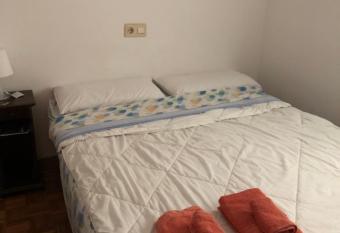 Habitacion doble en Figueres con ba  o compartido allows 18 year olds to book a room