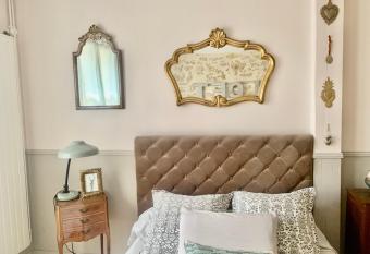 Jolie chambre priv  e dans maison de 1830 allows 18 year olds to book a room