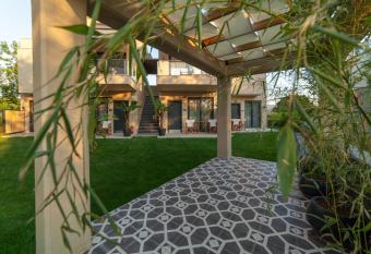 Maraboo Suites by Travel Pro Services - Nikiti Halkidiki allows 18 year olds to book a room