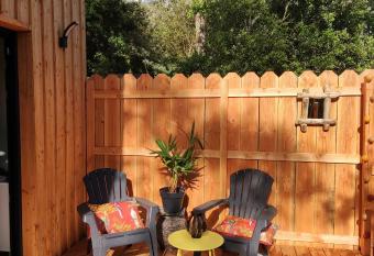 Lodge 2   toiles la t  te dans les pins les pieds dans l eau has Balcony rooms