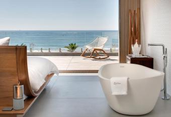 Villa Miramar Frontignan has rooms with a private hot tub