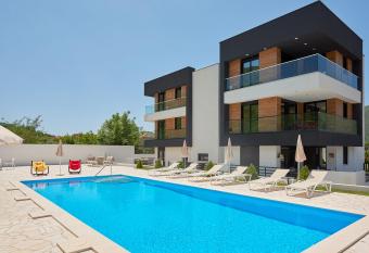 Georgiy Lux Apartments has Balcony rooms