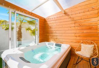 Luxurious suite with jacuzzi in Normandy allows 18 year olds to book a room