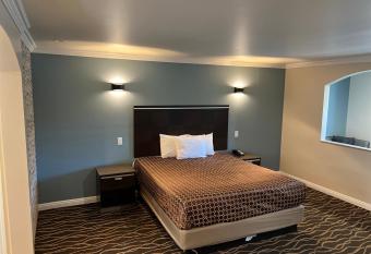 Walnut Inn & Suites West Covina has rooms with a private hot tub