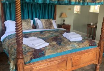 Burtree Country House and Retreat has rooms with a private hot tub