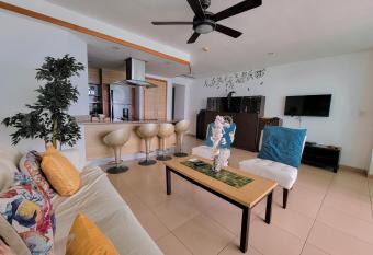 Marbella Juan Dolio Beachfrom - Vayadit Rentals has rooms with a private hot tub