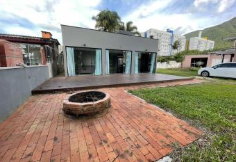 Palho  a Casa na Praia de fora Palho  a - 30m do mar has Balcony rooms