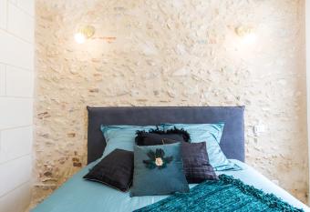 L indiscrete Love Room - Hammam-Sauna-SPA has rooms with a private hot tub