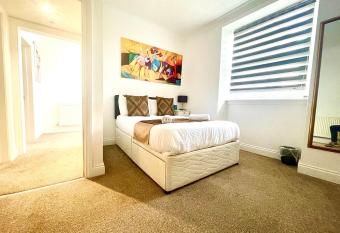 Executive apartments, nr city centre with private parking has Balcony rooms