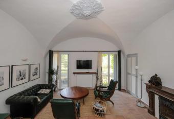 Villa des Antiquaires has Balcony rooms