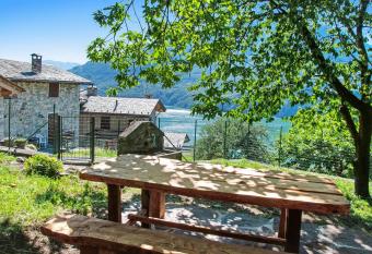 Il ciliegio sul lago has Balcony rooms