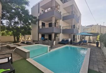 Apartments Marta 2 has rooms with a private hot tub