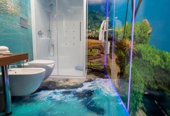 Room Ravello allows 18 year olds to book a room