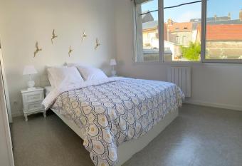 Superbe appartement avec vue panoramique sur Mers allows 18 year olds to book a room