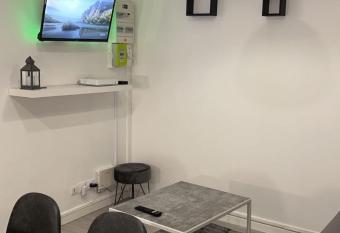 Appartement moderne refait    neuf proximit   centre ville et plage allows 18 year olds to book a room