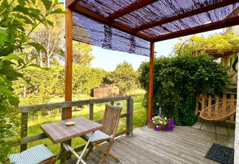 T2 avec terrasse arbor  e proche LOURMARIN allows 18 year olds to book a room