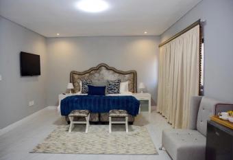 Olive Boutique and Accommodation has rooms with a private hot tub