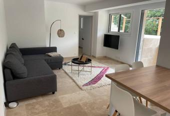 Magnifique Logement avec Piscine, Mer et Montagne. allows 18 year olds to book a room