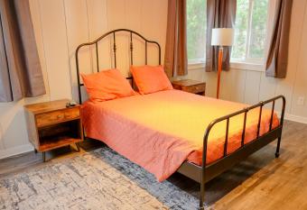 Sherwood Arms Motel has Balcony rooms