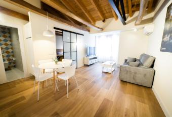 Apartamentos Mk77 Le  n- Cantareros has Balcony rooms