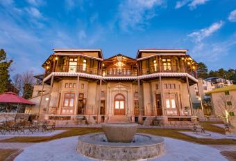 Cecil Murree has Balcony rooms