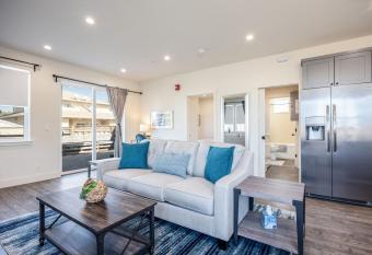 Beach Town Home wHot Tub - Walk to Beaches Downtown Activities and more allows 18 year olds to book a room