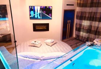 LOFT CON SPA PRIVATA allows 18 year olds to book a room