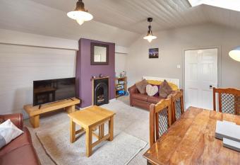 Host & Stay - Leesholme Loft allows 18 year olds to book a room